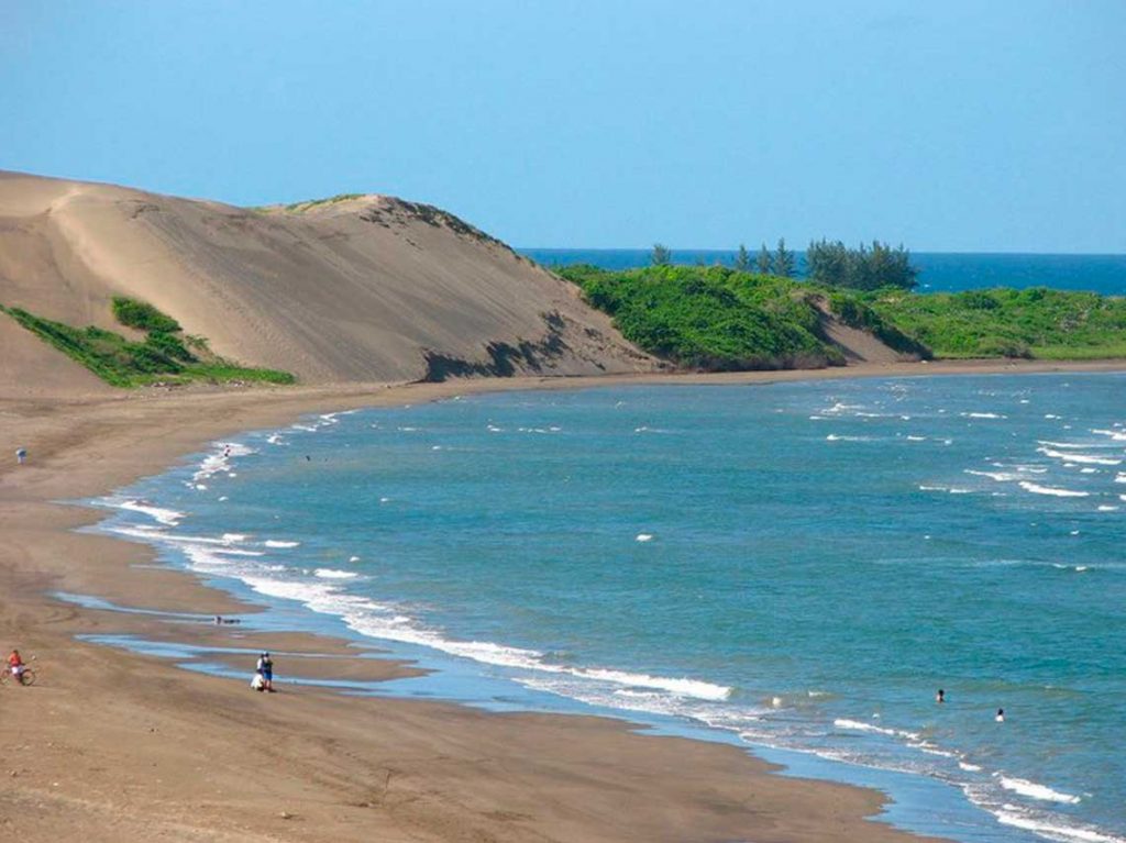 Playas baratas de Veracruz tranquilas y con actividades como Tuxpan, Costa Esmeralda, Playa Muñecos, Playa Chachalacas y la Isla de lobos. 