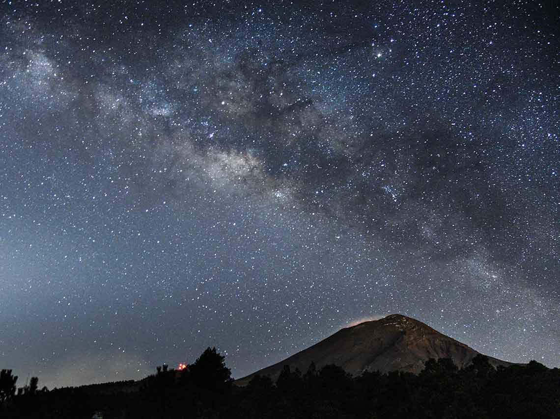 Vía Láctea desde el Popocatépetl con campamento