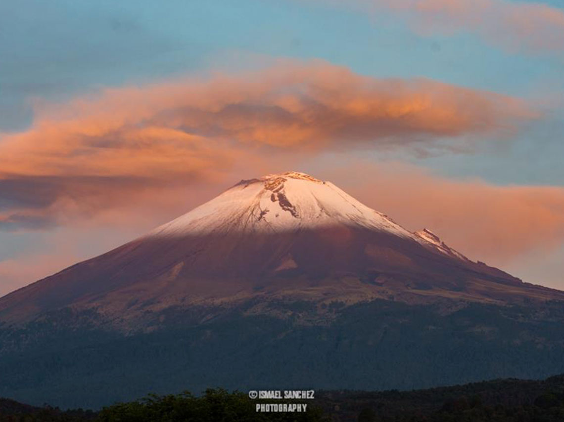 Festival entre volcanes: escapa de la rutina entre globos aerostáticos 0