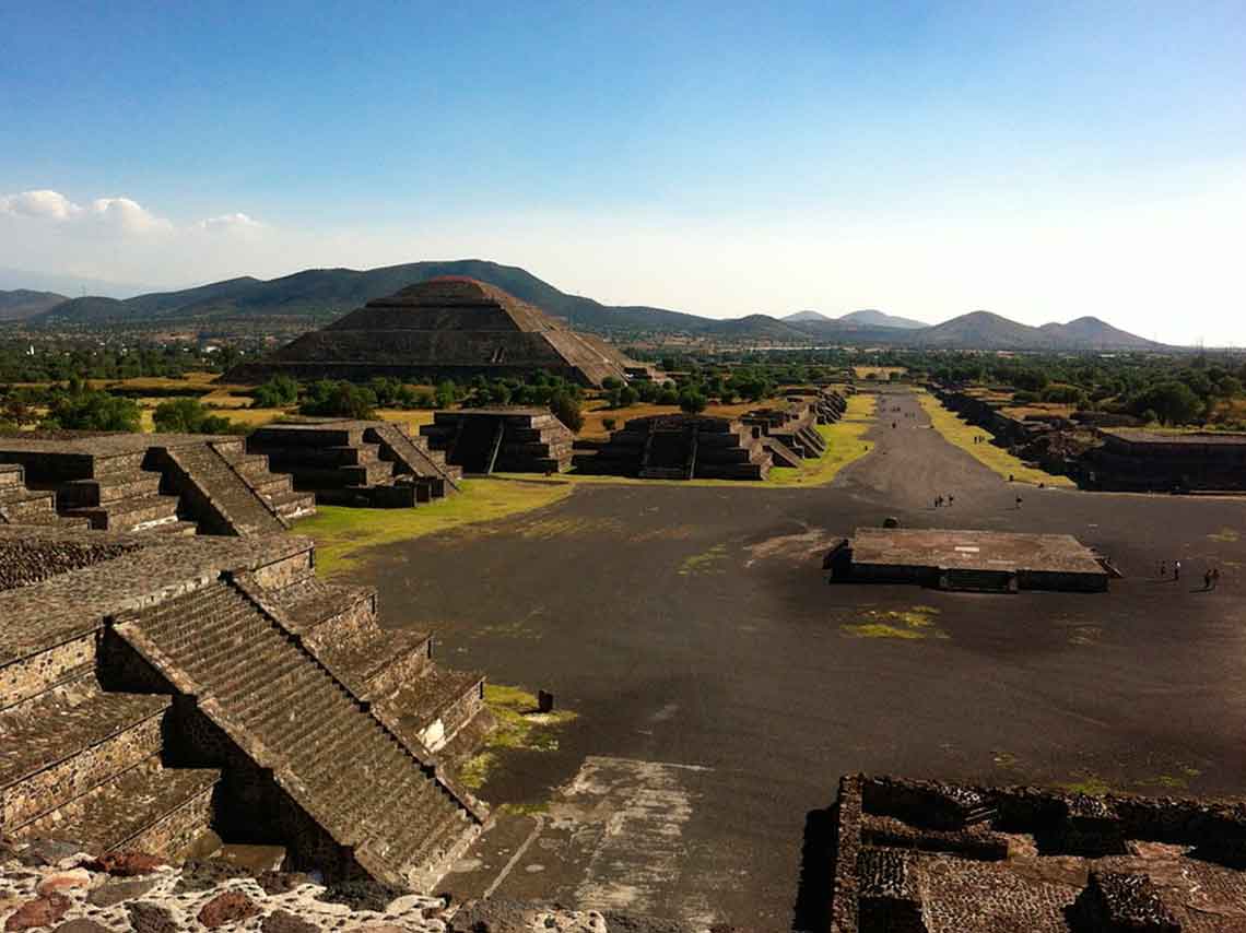 Campamento en Teotihuacán con lluvia de estrellas y pulque