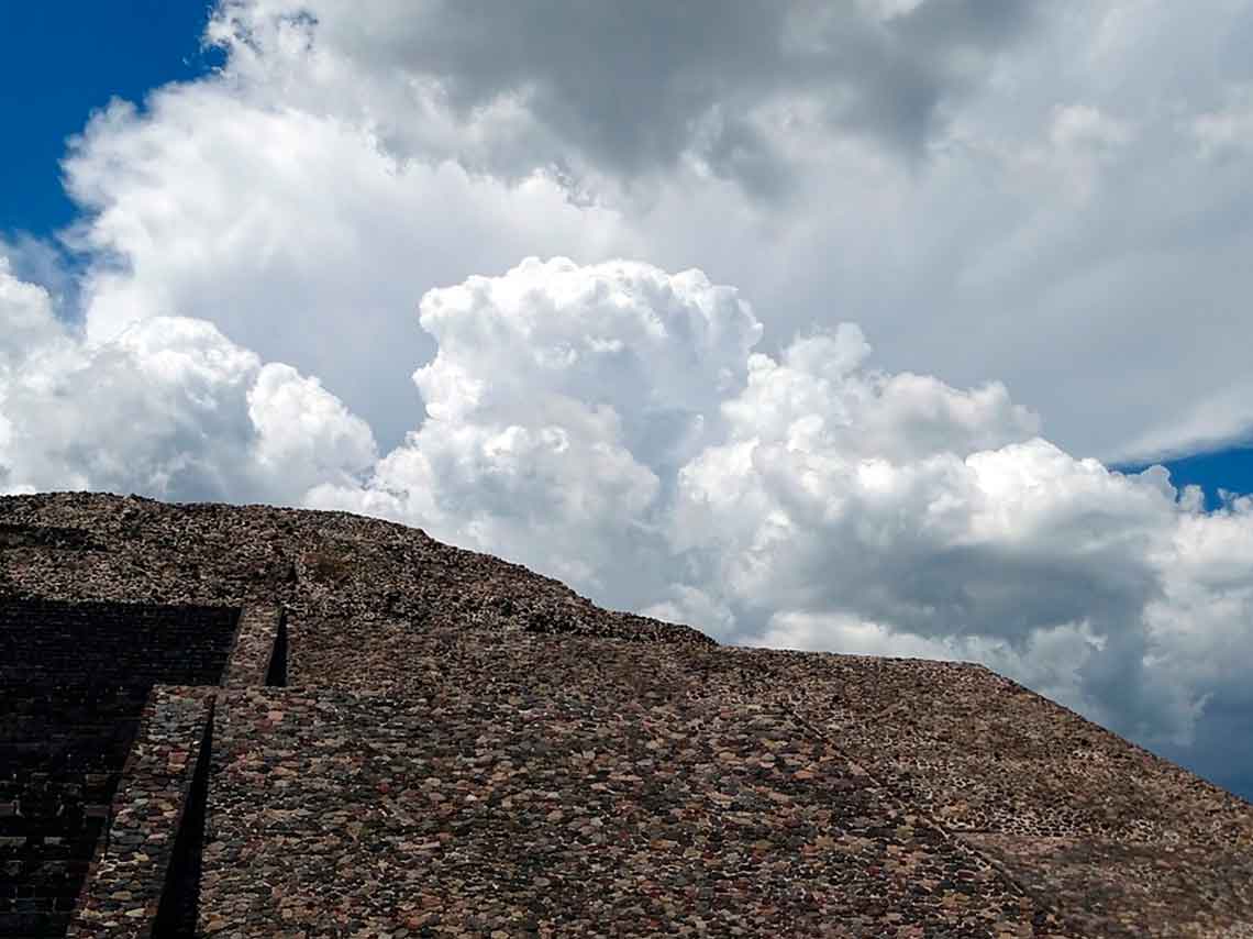 Campamento en Teotihuacán con lluvia de estrellas