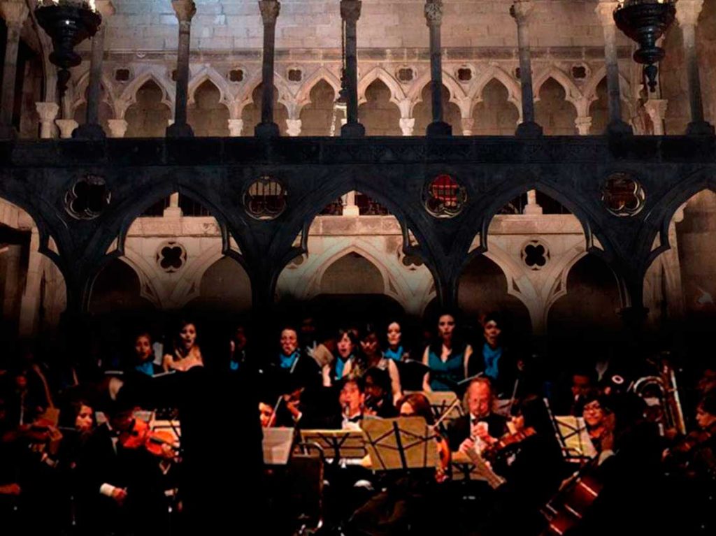 La orquesta filarmónica presenta Carmina Burana en una capilla