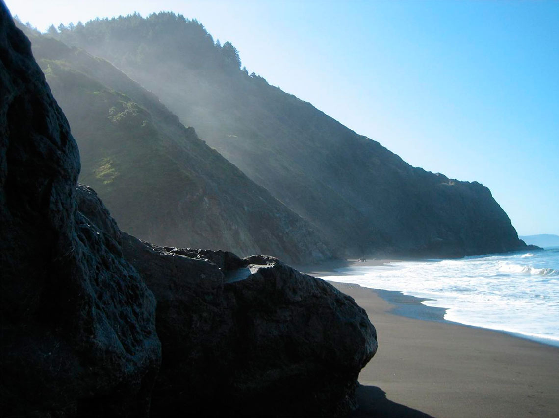 5 Playas con arena negra en el mundo, te decimos cómo acampar 1