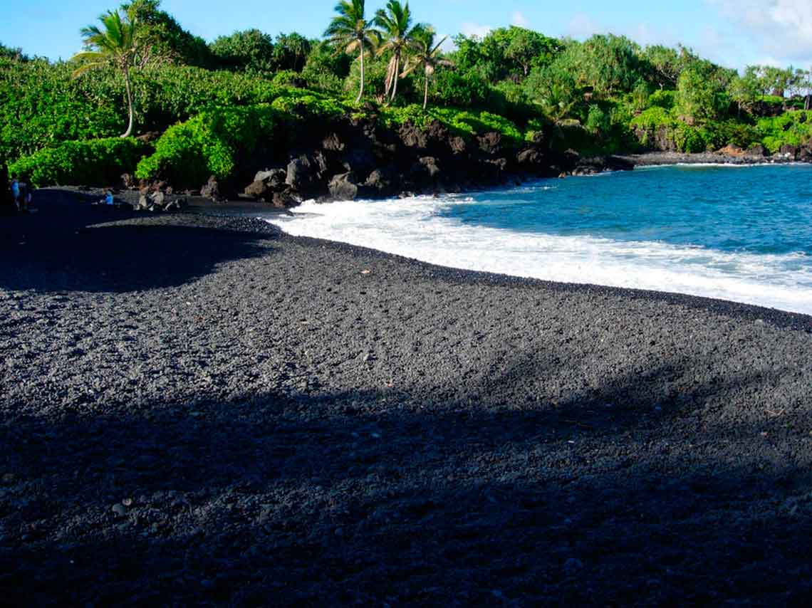 5 Playas con arena negra en el mundo, te decimos cómo acampar 4