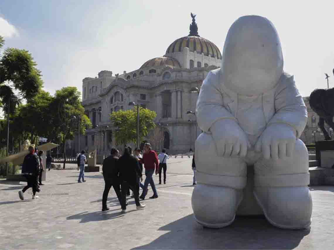 timo entre la gente en alameda central