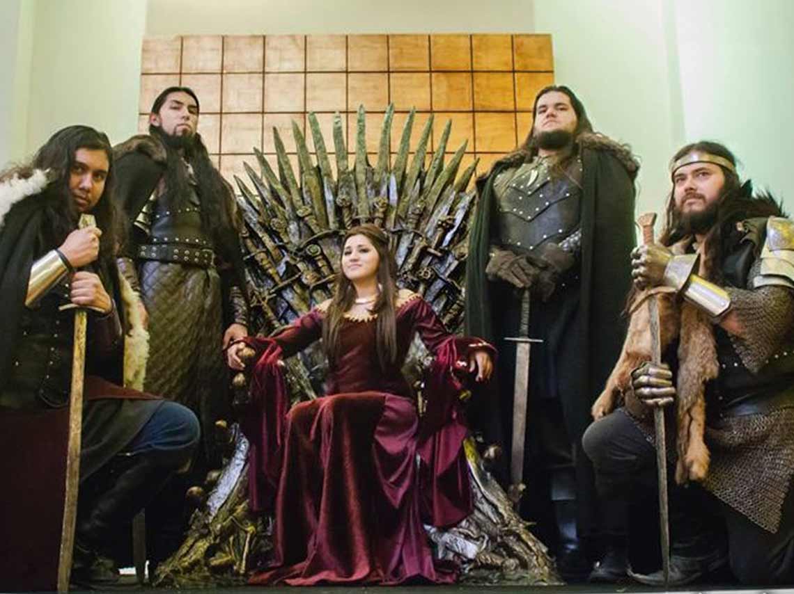 Cena medieval al estilo Game Of Thrones con trono de hierro 4