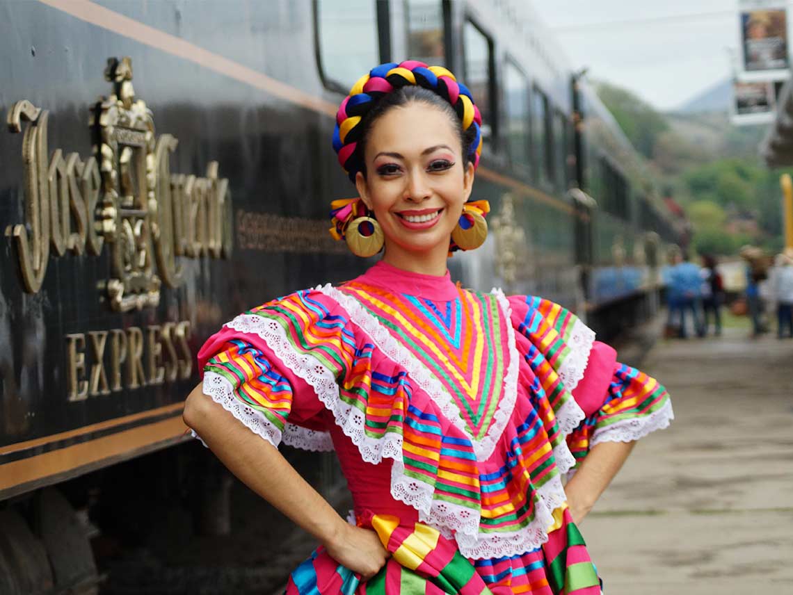 Mexicanos al grito de fiesta en Jose Cuervo Express