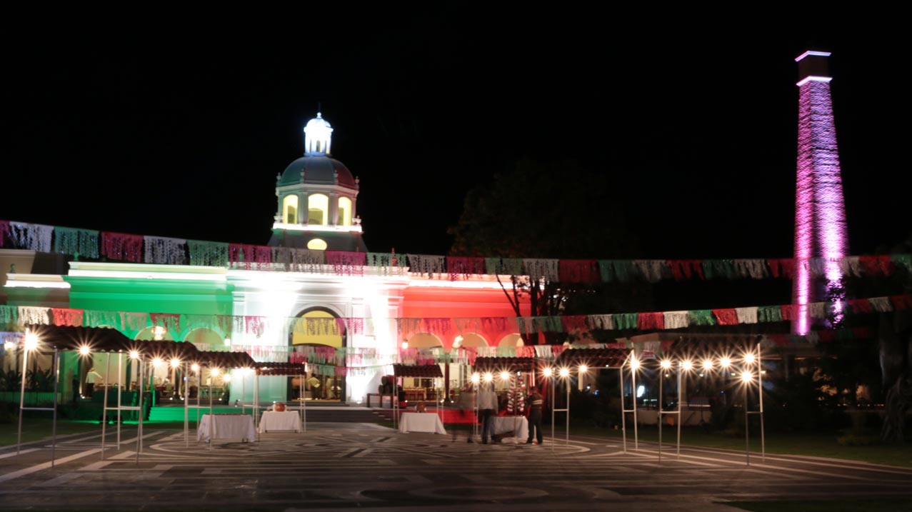 Mexicanos al grito de fiesta en Jose Cuervo Express 0