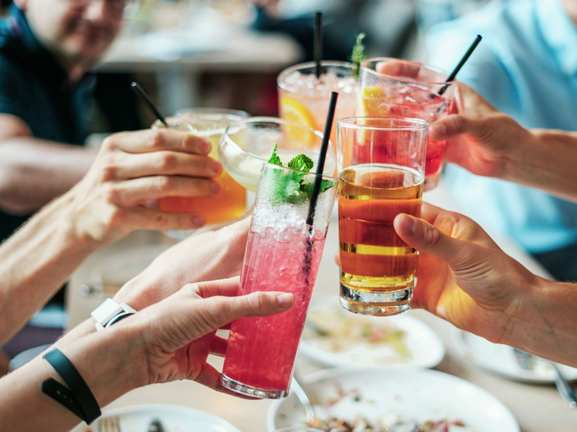 mixología con tragos mexicanos en CDMX brindando