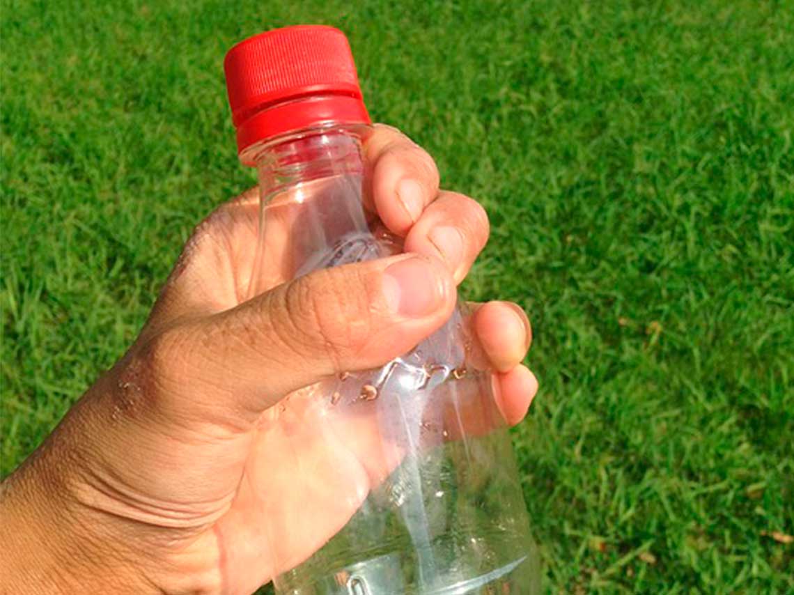 Recolecta botellas de pet para la reconstrucción por sismo