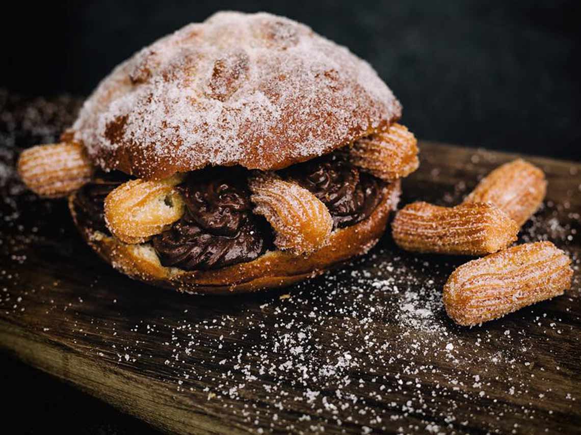 Pan de muerto relleno de churros, en paleta y donas en CDMX