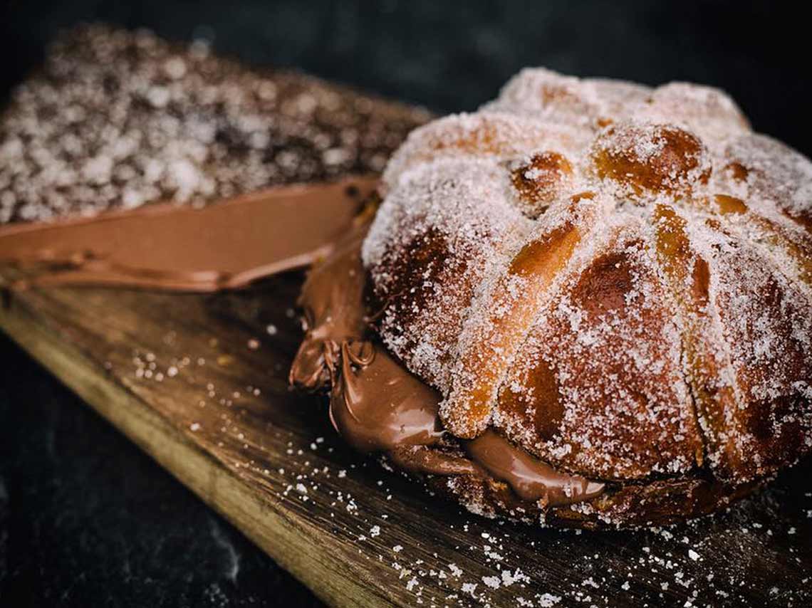 Pan de muerto relleno de churros, en paleta y donas en CDMX 3