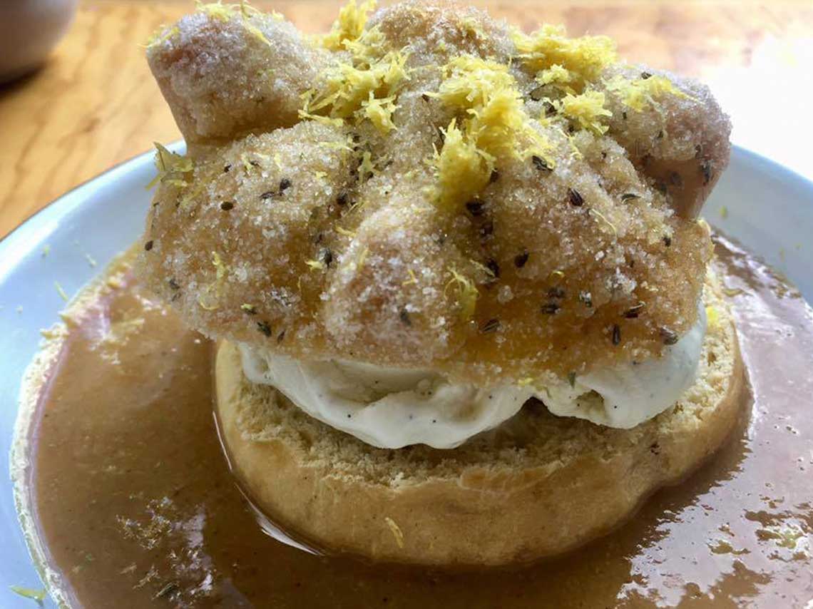 Pan de muerto relleno de churros, en paleta y donas en CDMX 6