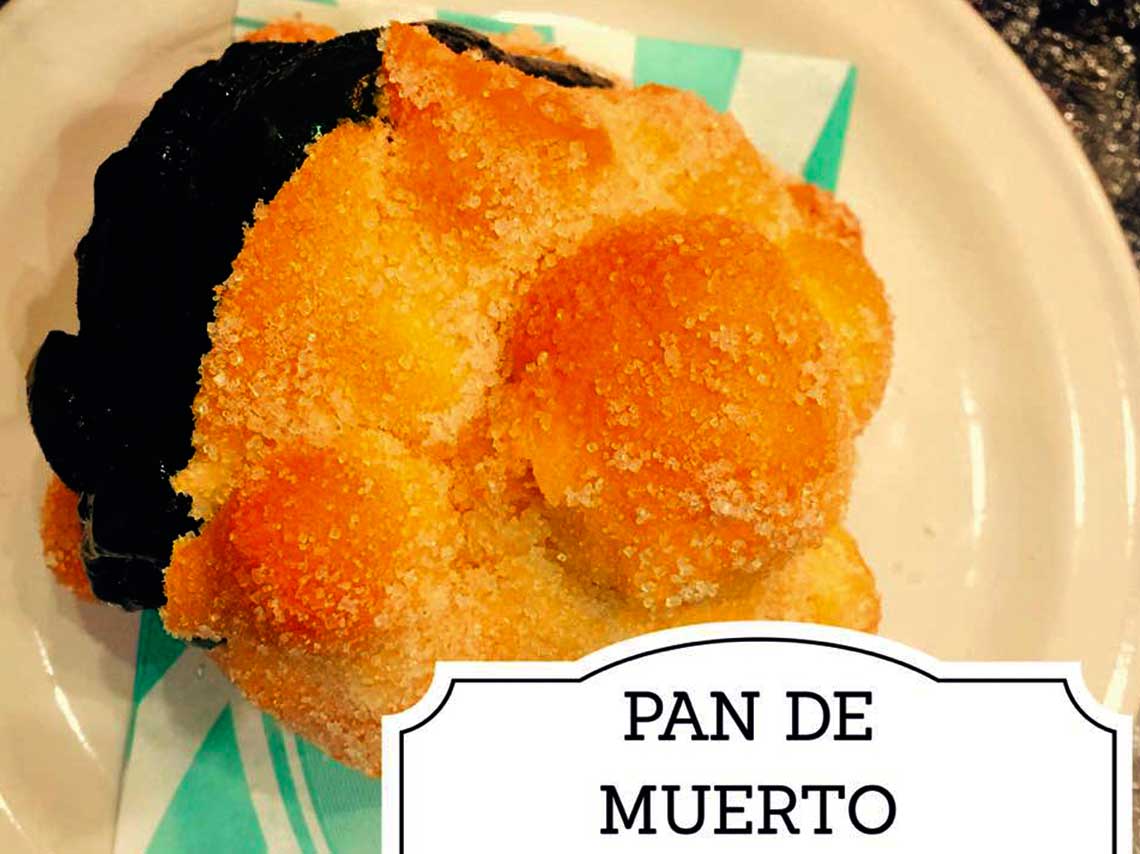 Pan de muerto relleno de churros, en paleta y donas en CDMX 5