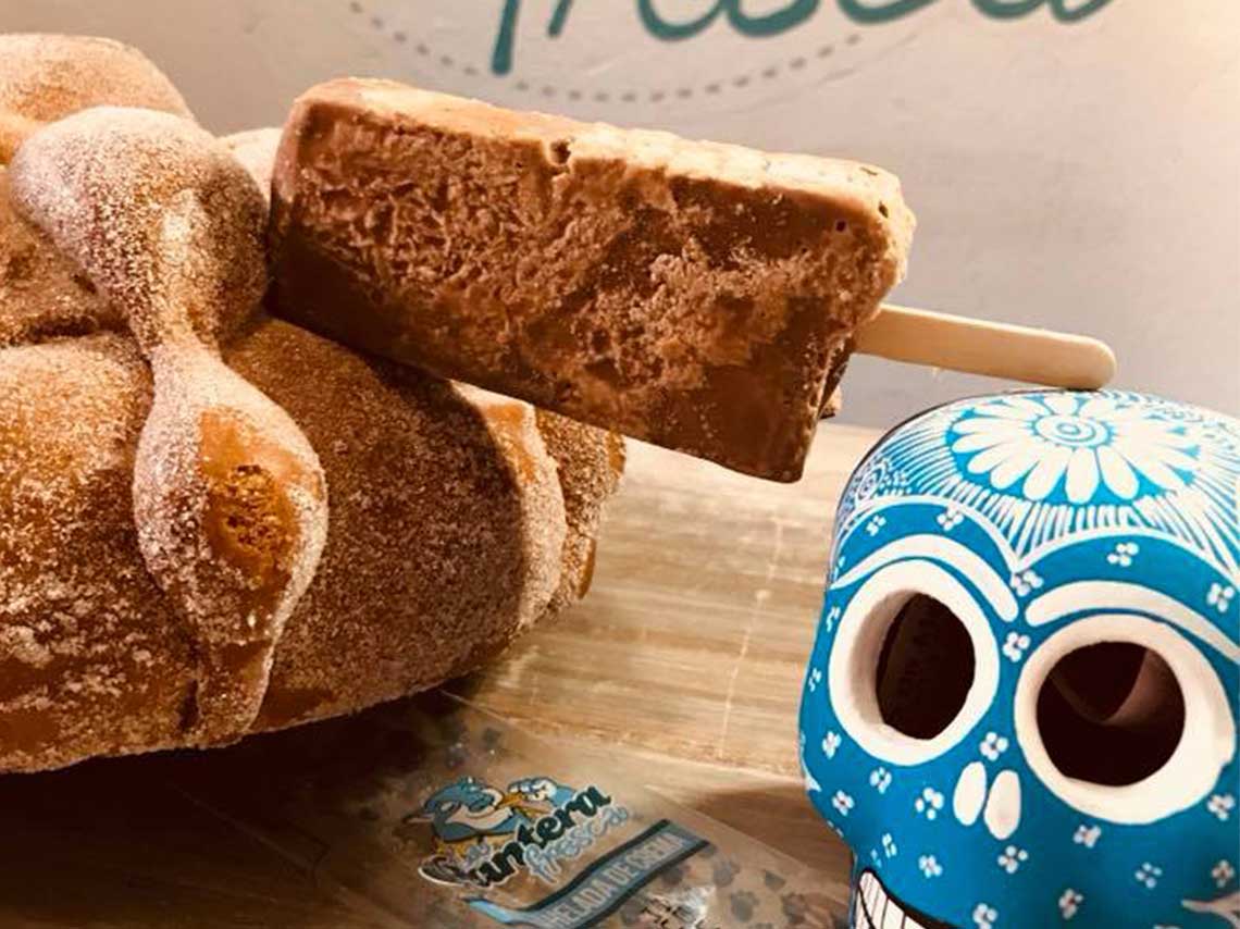 Pan de muerto relleno de churros, en paleta y donas en CDMX 1