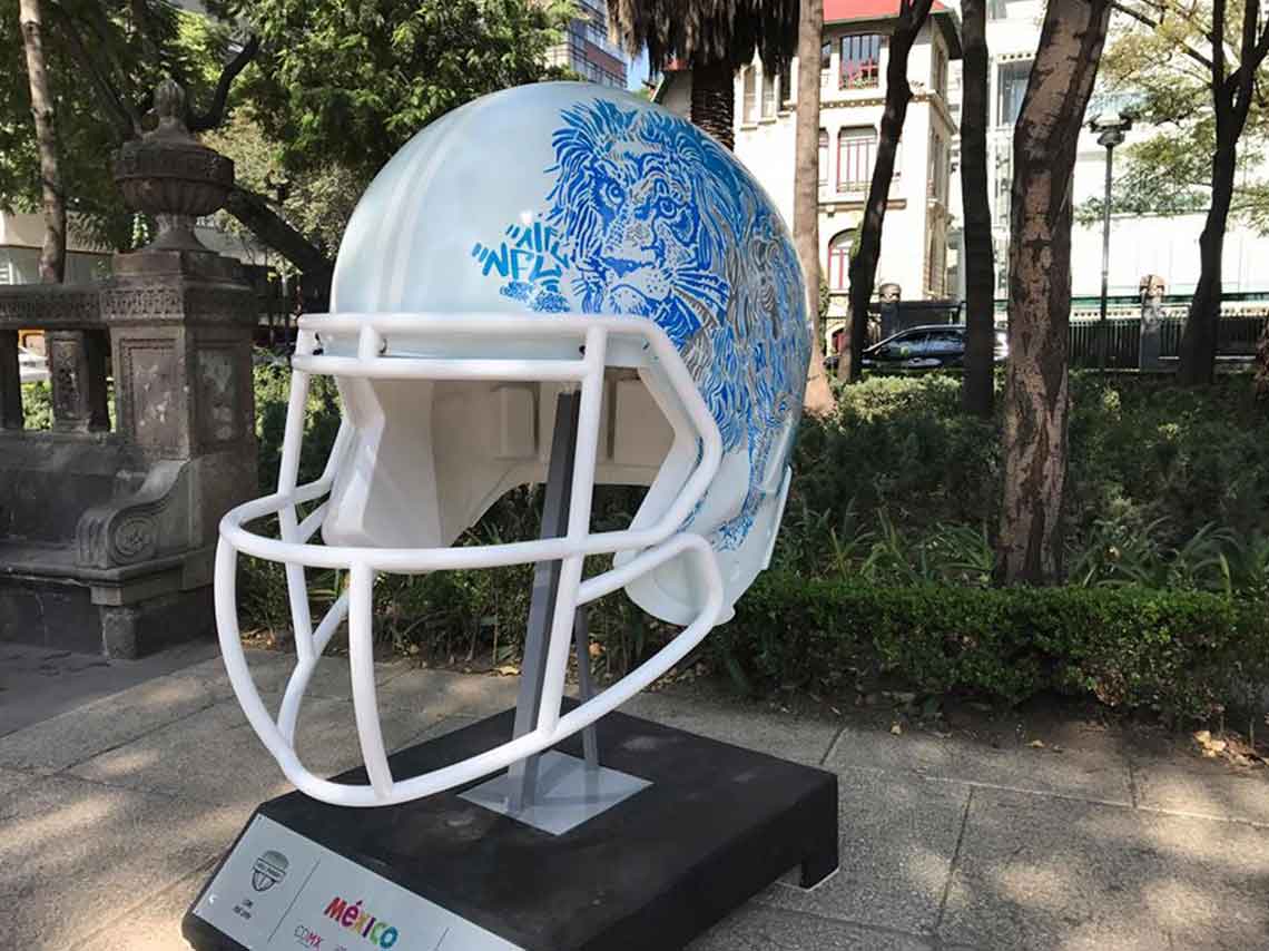 Ball Parade: expo Señor Cara de Papa con cascos de la NFL 3