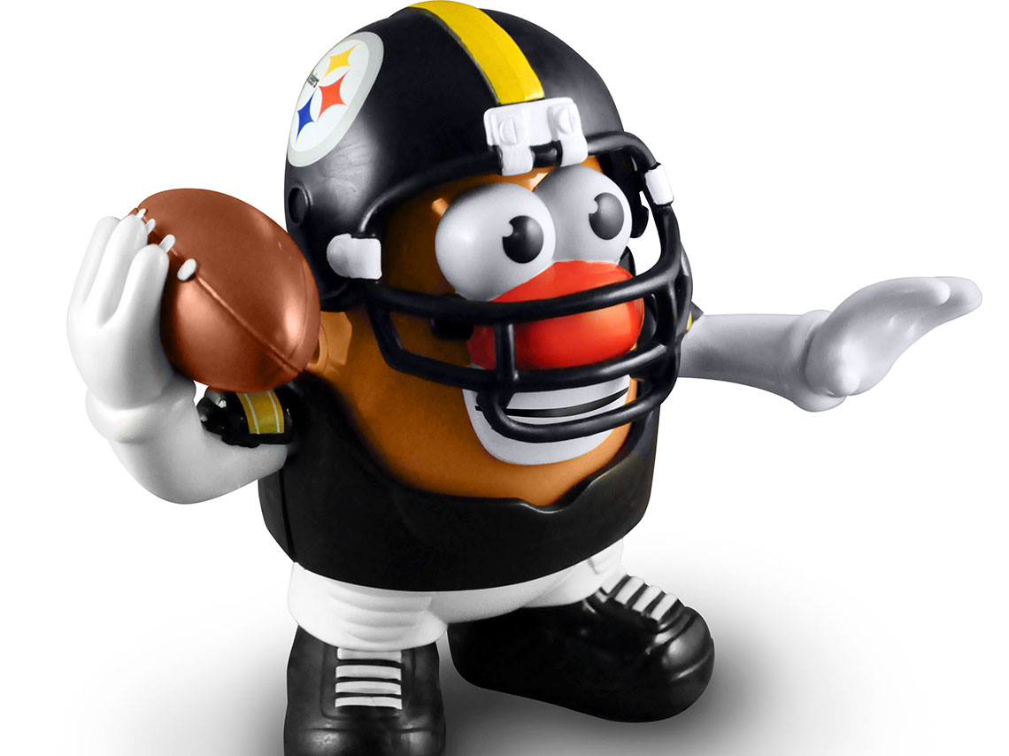 ball-parade-expo-senor-cara-de-papa-con-cascos-de-la-nfl-07