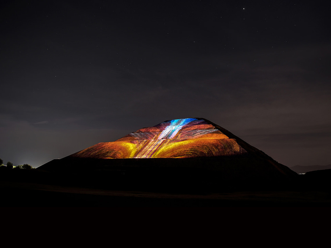 Experiencia nocturna en Teotihuacán con cena incluida