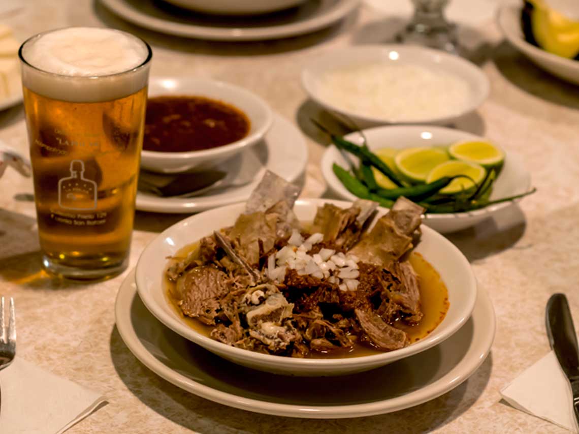 ¡Birria y barra libre de cerveza artesanal!