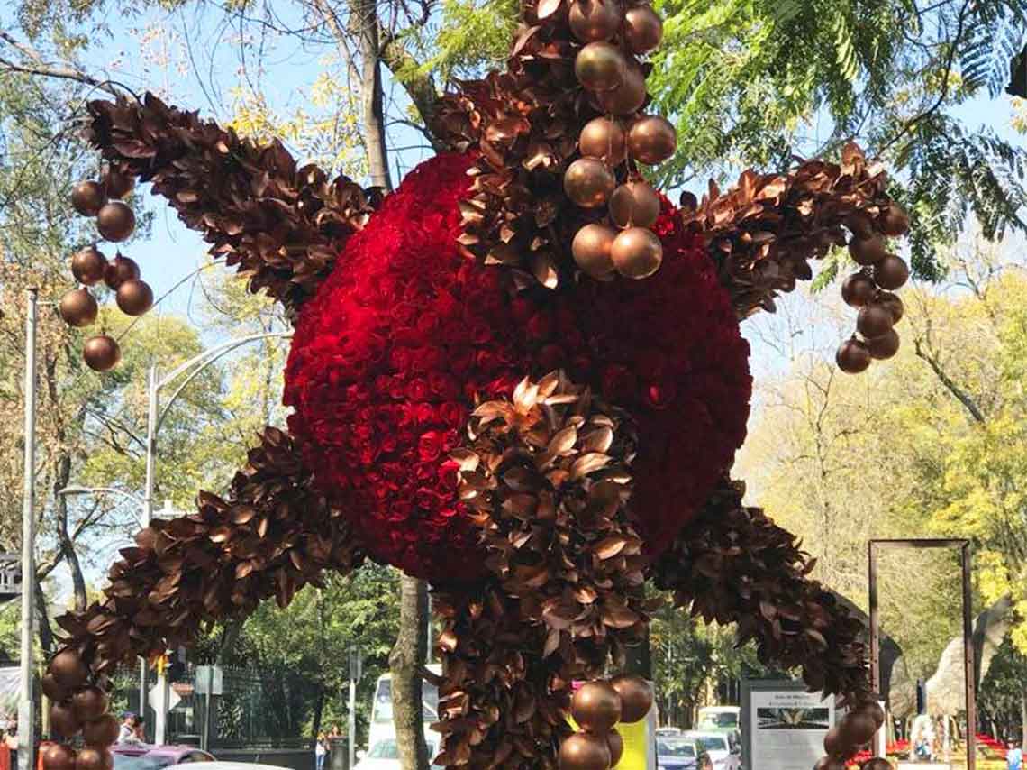 Expo de piñatas y flores monumentales en Reforma 2017 3