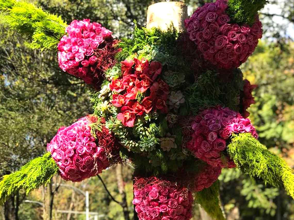 Expo de piñatas y flores monumentales en Reforma 2017 1