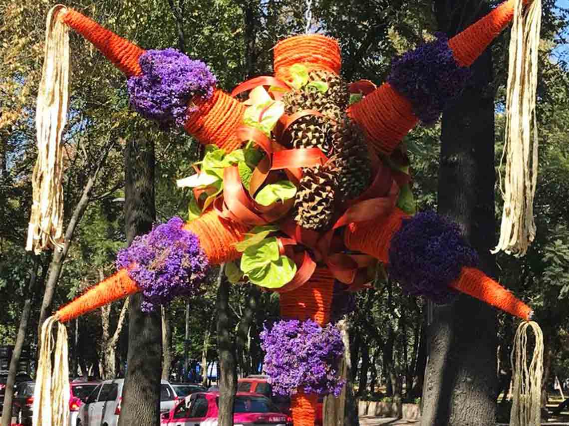 Expo de piñatas y flores monumentales en Reforma 2017