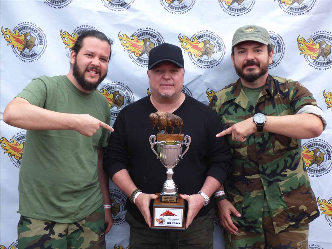 Wings Army gana premio por el sabor de su salsa en Nueva York 1