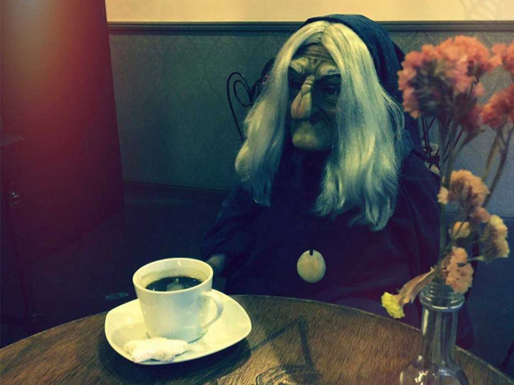 Cafeterías con temáticas de brujas,