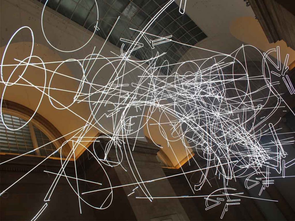 Con luces neón y escultura, llega Cerith Wyn Evans al Tamayo