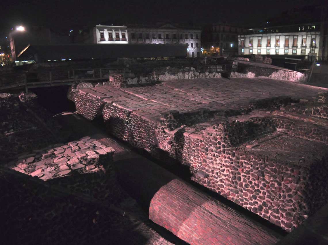 templo mayor iluminado