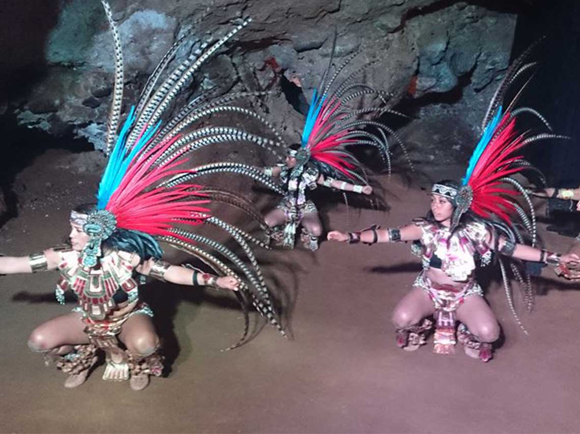 show-dentro-de-una-cueva-subterranea-en-teotihuacan-02