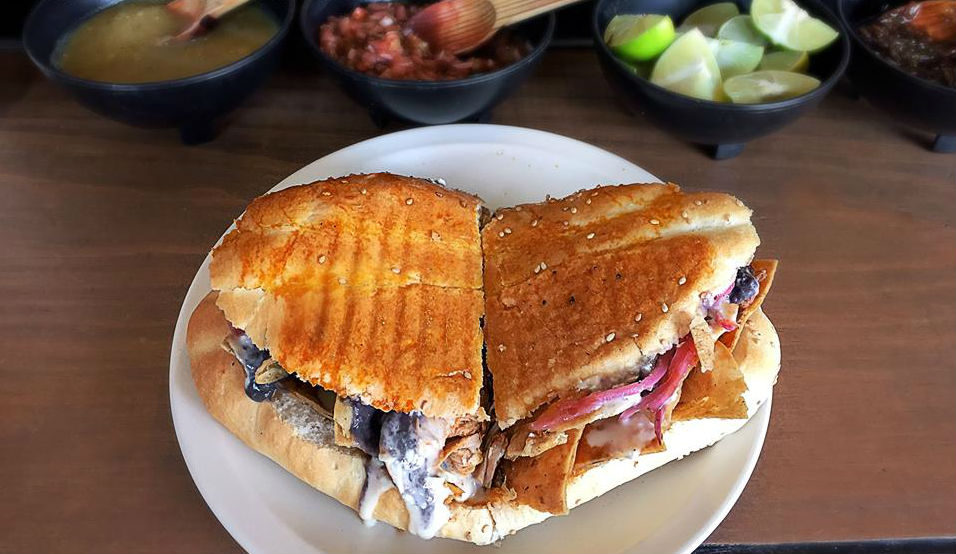 torta de chilaquiles y cochinita pibil 