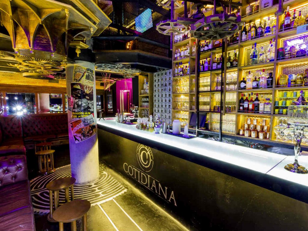 La Cotidiana: inventa tu coctel en este bar gótico-industrial