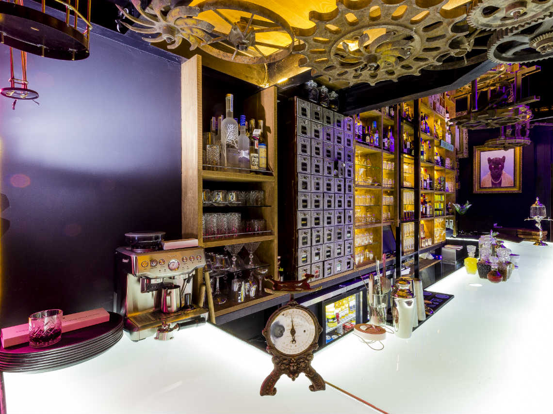 La Cotidiana: inventa tu coctel en este bar gótico-industrial