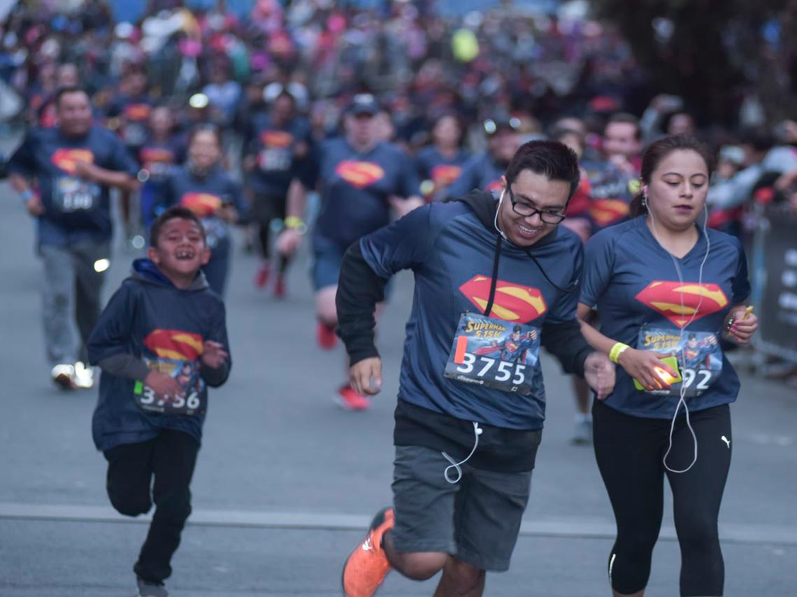 gente corriendo la carrera de Superman 2018