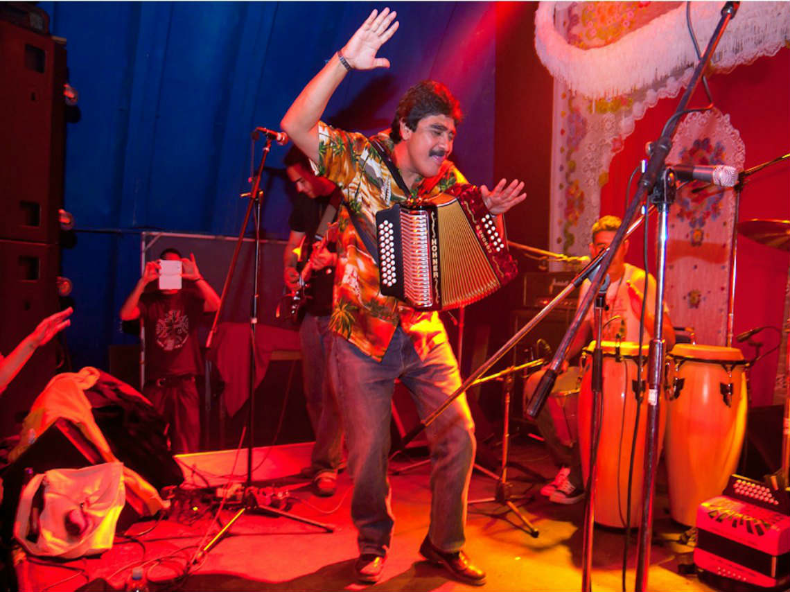 Celso Piña dará concierto en El Plaza, ¡lánzate a bailar cumbia!