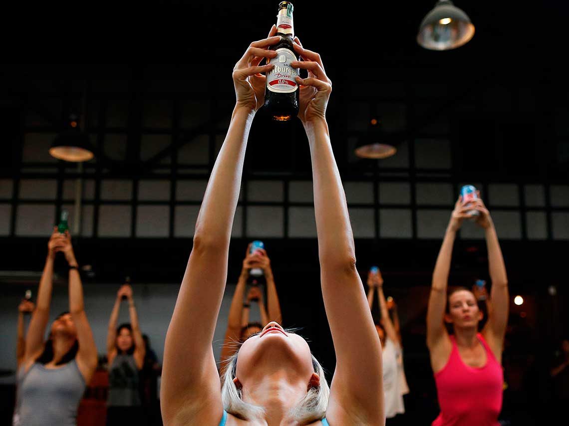 clases de yoga con cerveza en CDMX mujeres con cerveza