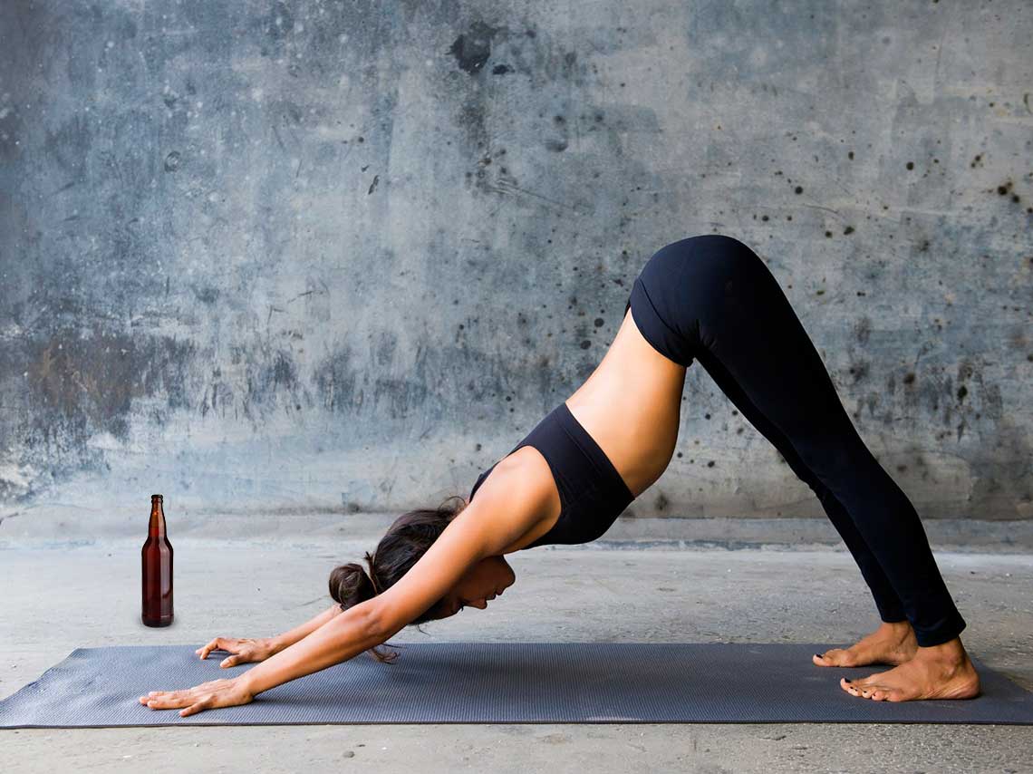 clases de yoga con cerveza en CDMX pose de yoga con cerveza