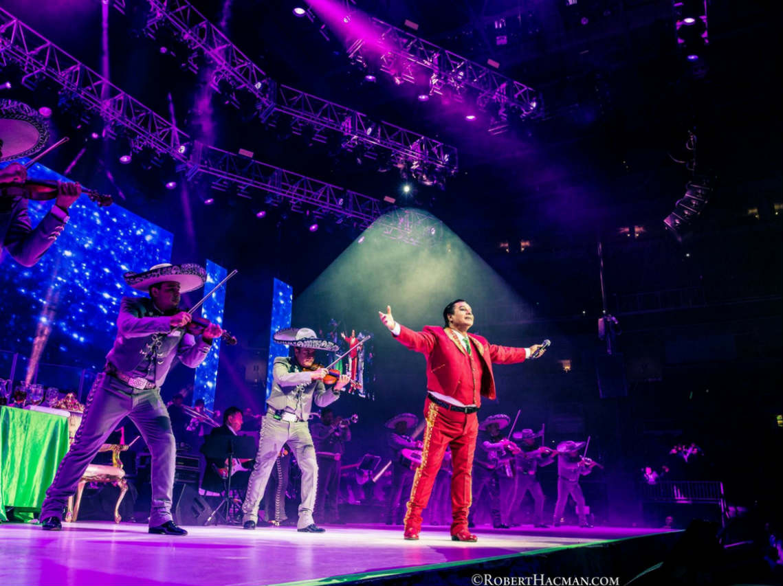 Homenaje sinfónico a Juan Gabriel en escenario con mariachi