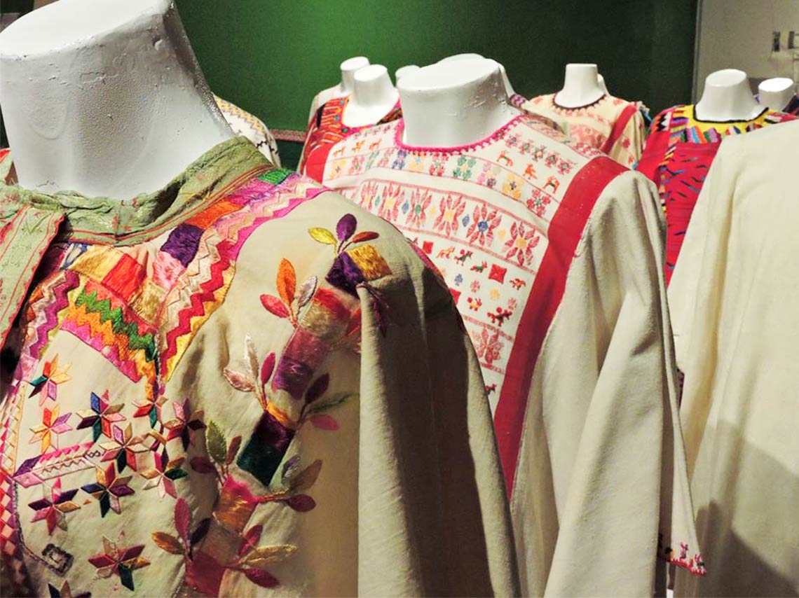 exposición de textiles en el museo de arte popular