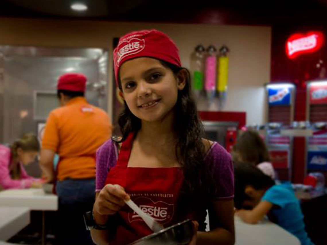 Noche de adultos en KidZania en abril con polvos de colores 0