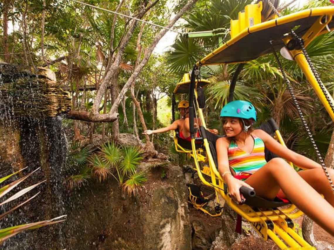 tirolesa en bici sobre el parque xel ha en cancun