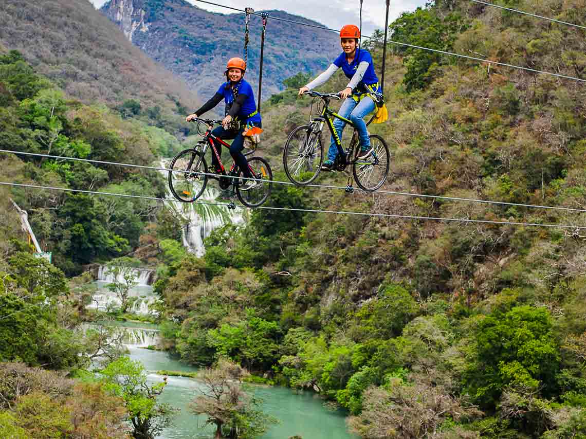 tirolesa en bici sobre las cascadas de rio micos
