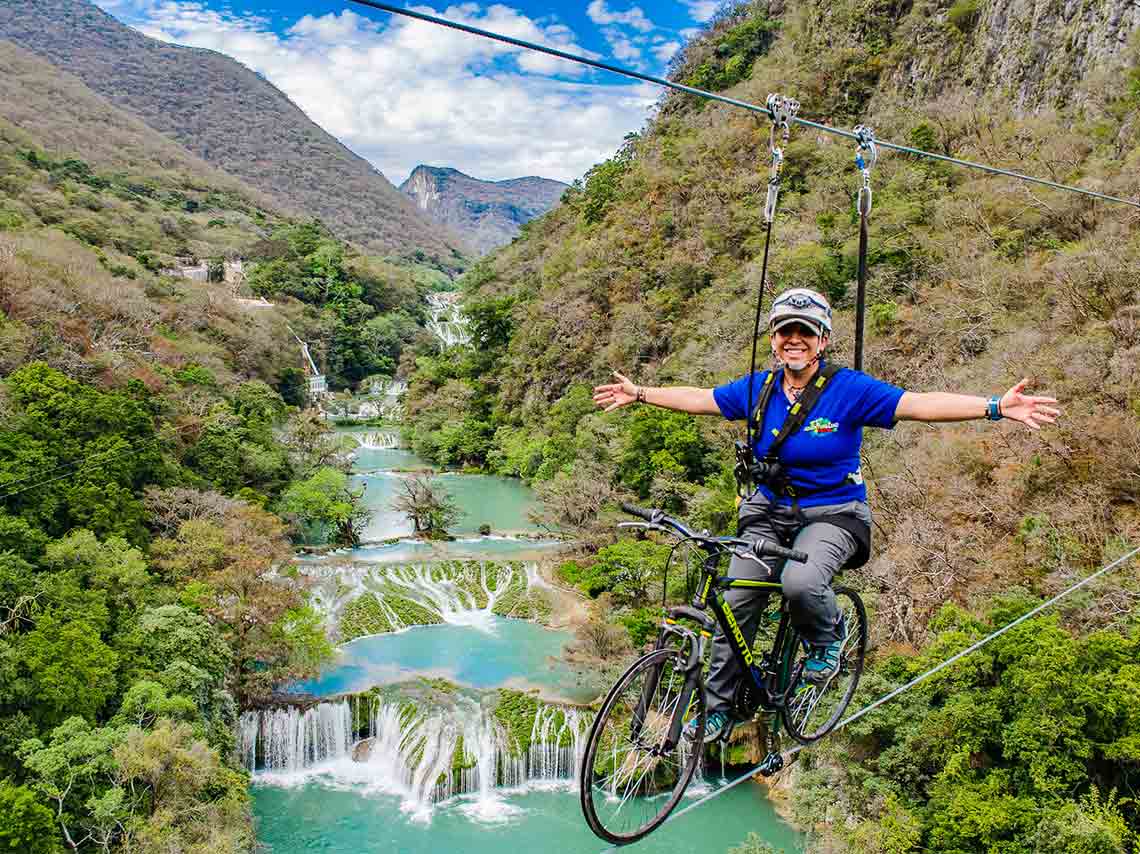 tirolesa en bici sobre las cascadas de rio micos
