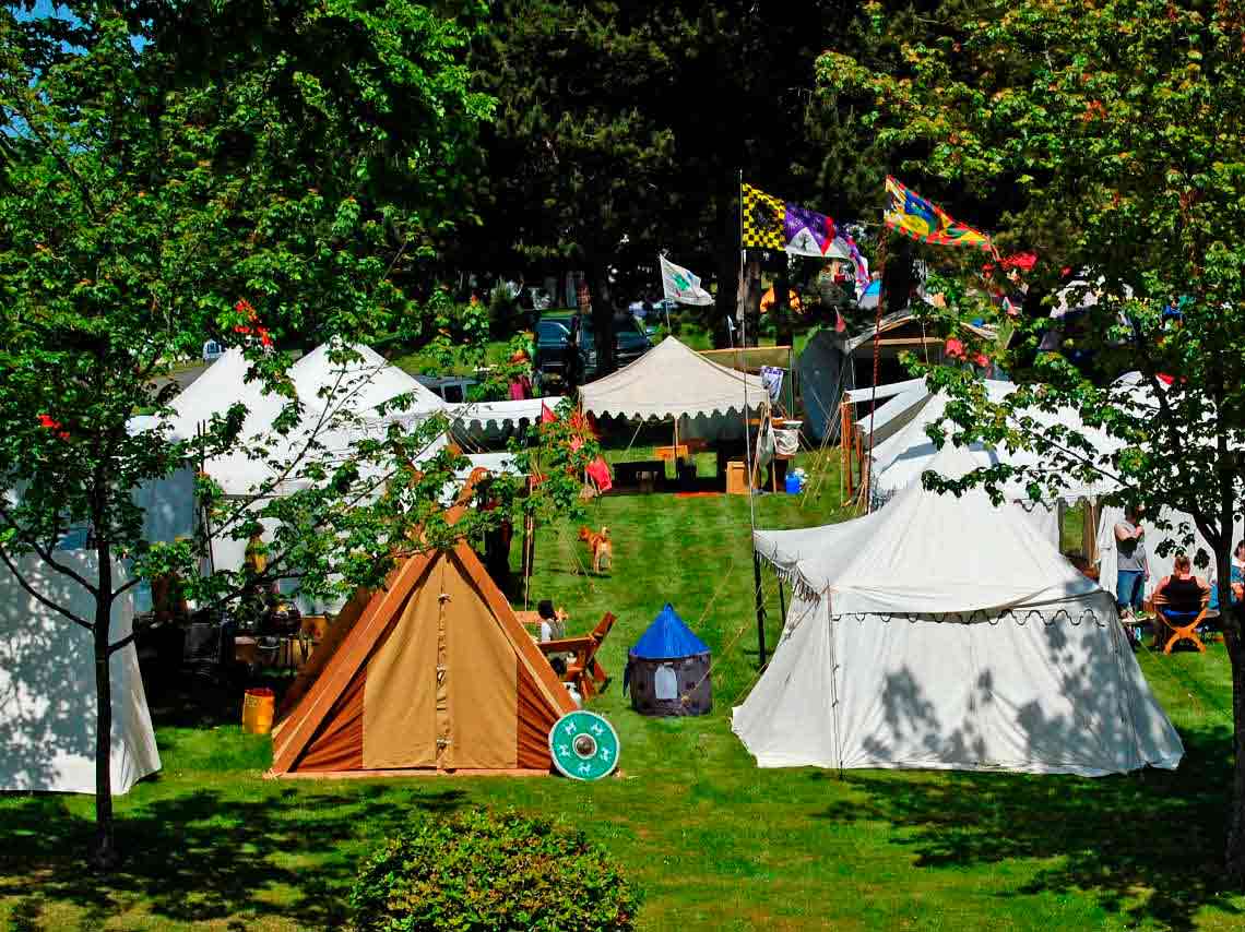 Vive un campamento medieval en CDMX stands con productos medievales