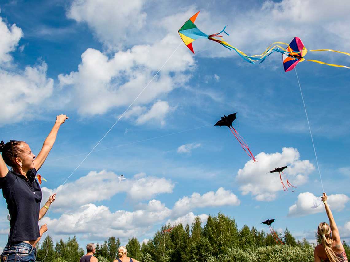 Asiste al 1er Festival de papalote en Teotihuacán niñas volando papalotes