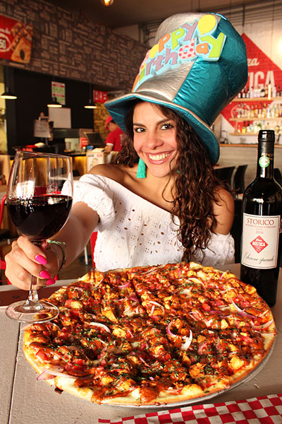 ¡Celebra-tu-cumpleaños-con-pizza-y-vino-en-Pizza-Rustica!