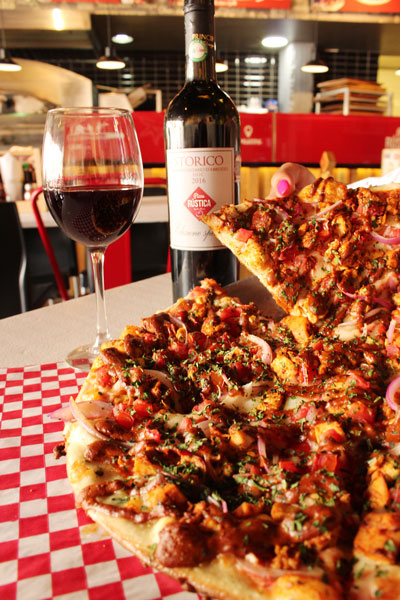 ¡Celebra tu cumpleaños con pizza y vino en Pizza Rústica!
