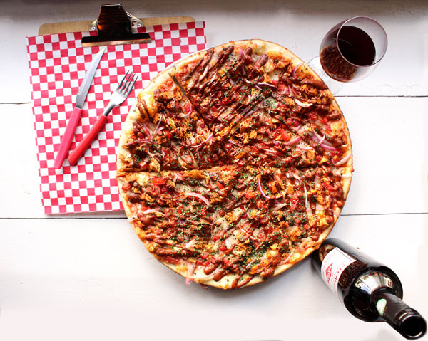¡Celebra tu cumpleaños con pizza y vino en Pizza Rústica!
