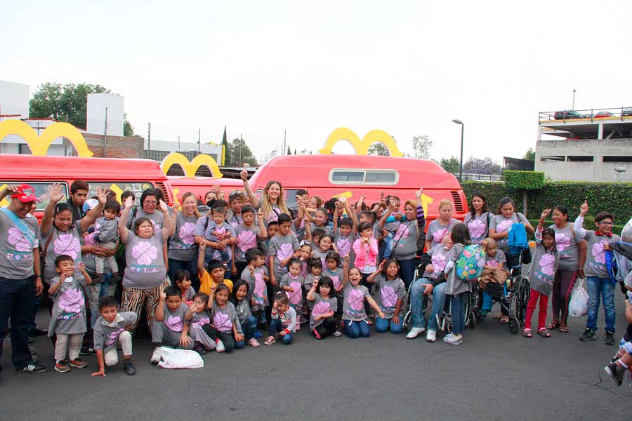 La combi que reparte felicidad a los niños 